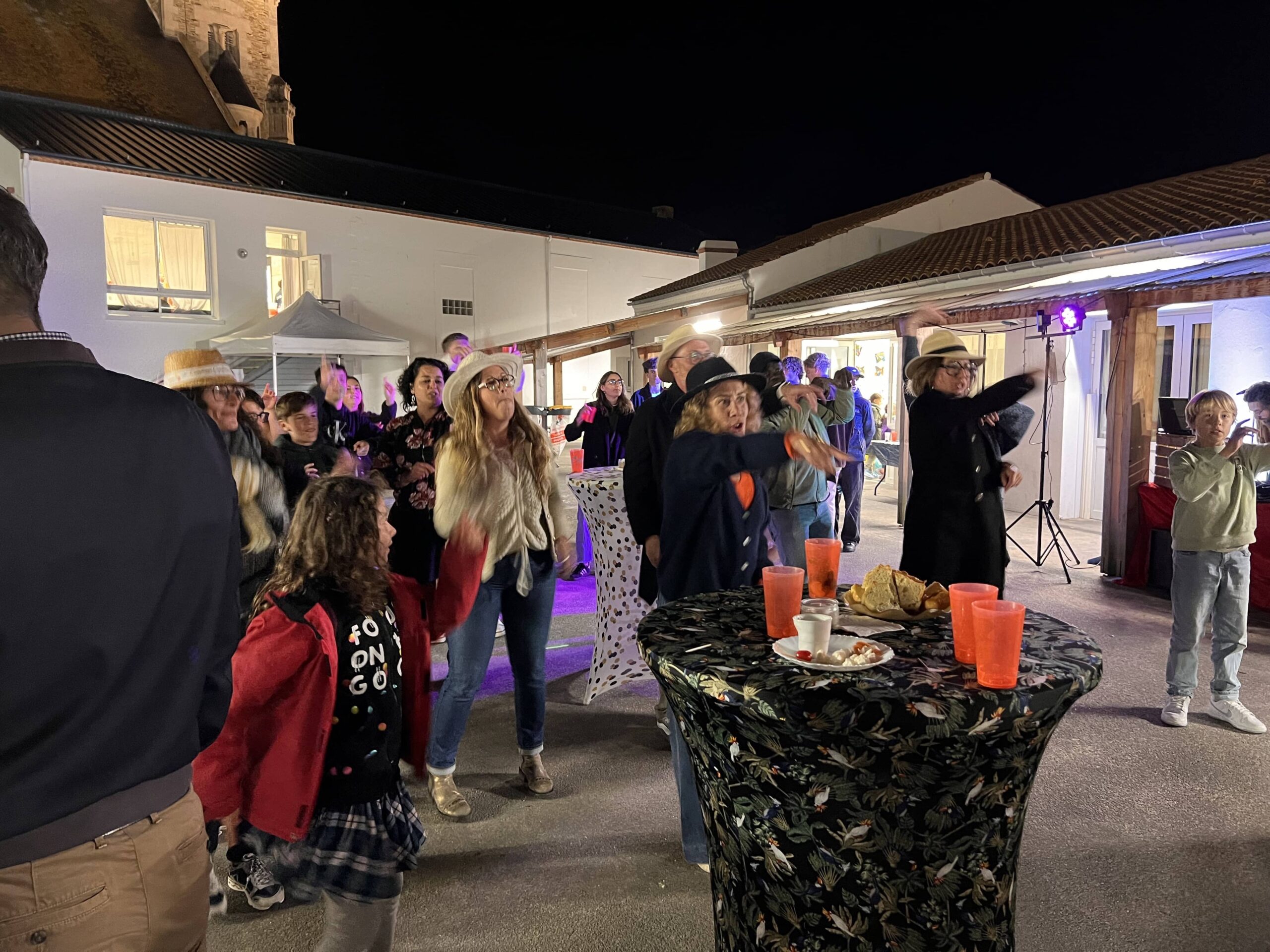 Soirée des anciens élèves de l'école Sainte Croix de Saint Gilles Croix de Vie