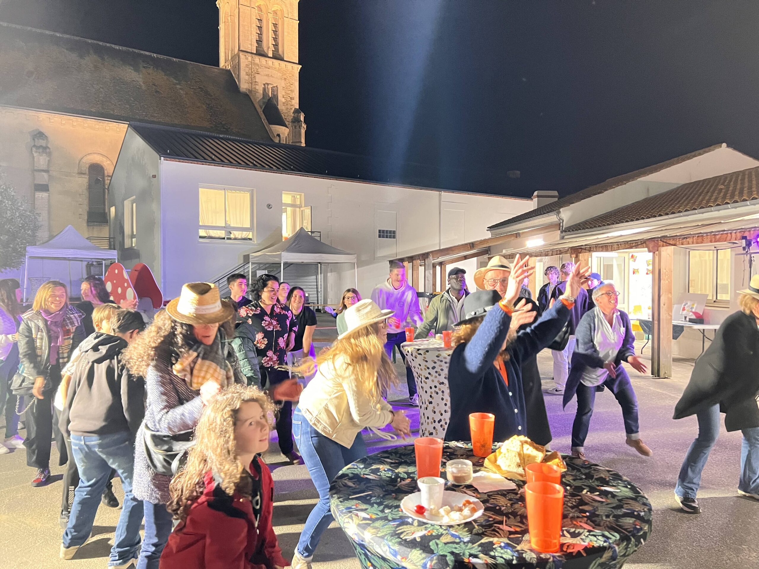 Soirée des anciens élèves de l'école Sainte Croix de Saint Gilles Croix de Vie