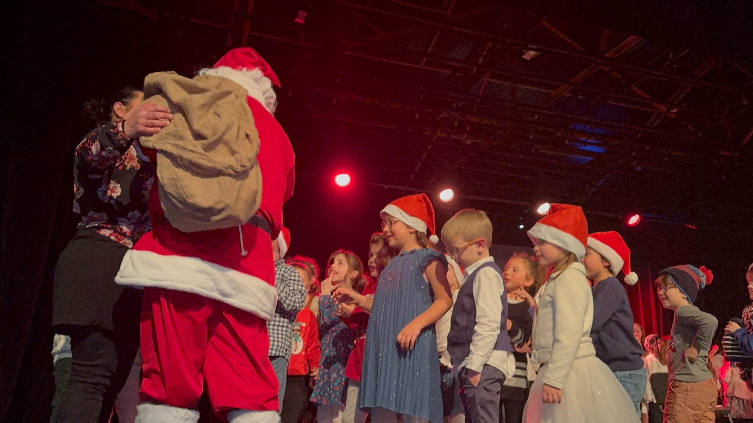 Fête de Noël 2024 : une soirée placée sous le signe du rire et de la convivialité