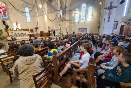 célébration de Paques école Sainte Croix
