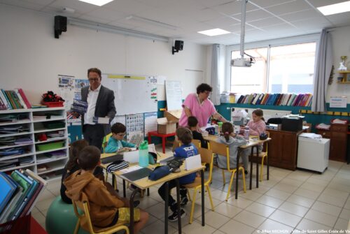 Distribution Dictionnaires élèves école Sainte Croix 4